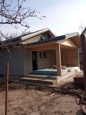 Application de mastic et installation de la toiture pour une maison de plain-pied de 84 mètres carrés en métal thumbnail