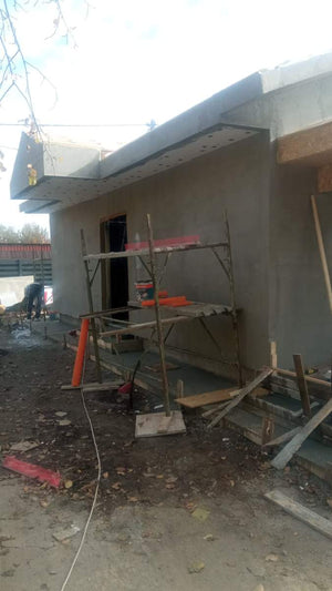 Application de mastic et installation de la toiture pour une maison de plain-pied de 84 mètres carrés en métal thumbnail