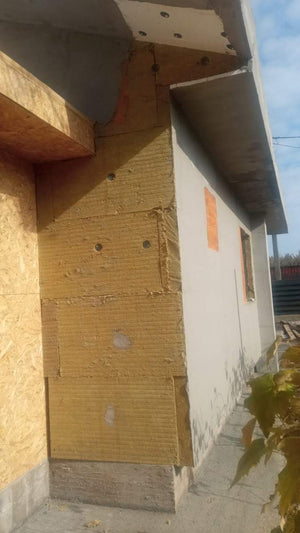 Application de mastic et installation de la toiture pour une maison de plain-pied de 84 mètres carrés en métal thumbnail