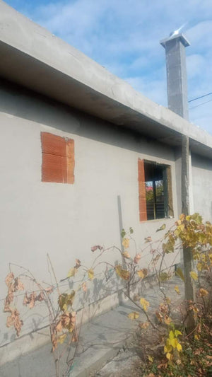 Application de mastic et installation de la toiture pour une maison de plain-pied de 84 mètres carrés en métal thumbnail