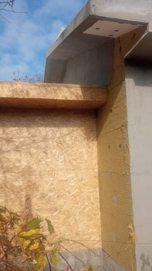 Application de mastic et installation de la toiture pour une maison de plain-pied de 84 mètres carrés en métal thumbnail