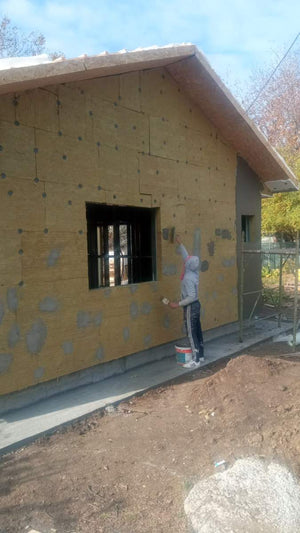 Application de mastic et installation de la toiture pour une maison de plain-pied de 84 mètres carrés en métal thumbnail