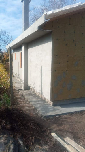 Application de mastic et installation de la toiture pour une maison de plain-pied de 84 mètres carrés en métal thumbnail