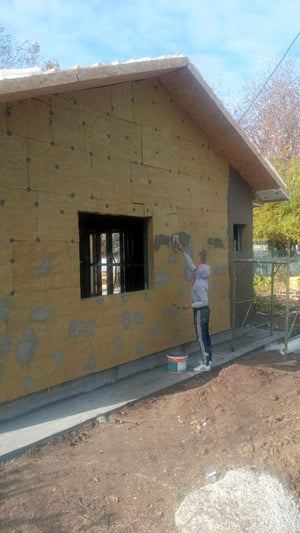 Application de mastic et installation de la toiture pour une maison de plain-pied de 84 mètres carrés en métal thumbnail