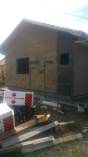 Application de mastic et installation de la toiture pour une maison de plain-pied de 84 mètres carrés en métal thumbnail