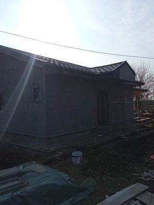 Application de mastic et installation de la toiture pour une maison de plain-pied de 84 mètres carrés en métal thumbnail