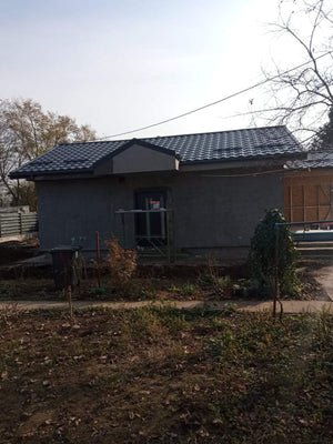 Application de mastic et installation de la toiture pour une maison de plain-pied de 84 mètres carrés en métal thumbnail