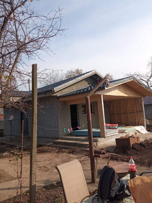 Application de mastic et installation de la toiture pour une maison de plain-pied de 84 mètres carrés en métal thumbnail