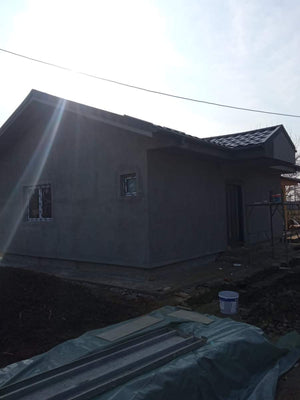 Application de mastic et installation de la toiture pour une maison de plain-pied de 84 mètres carrés en métal thumbnail