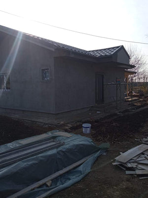 Application de mastic et installation de la toiture pour une maison de plain-pied de 84 mètres carrés en métal thumbnail