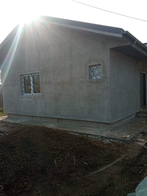 Application de mastic et installation de la toiture pour une maison de plain-pied de 84 mètres carrés en métal thumbnail