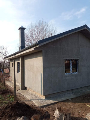 Application de mastic et installation de la toiture pour une maison de plain-pied de 84 mètres carrés en métal thumbnail