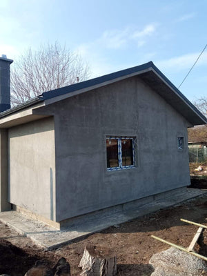 Application de mastic et installation de la toiture pour une maison de plain-pied de 84 mètres carrés en métal thumbnail