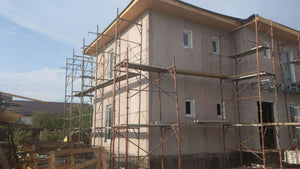 Application de mastic et enduit décoratif pour le projet de maison de 190 mètres carrés thumbnail