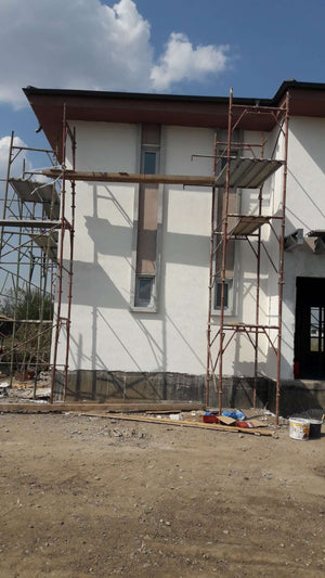 Application de mastic et enduit décoratif pour le projet de maison de 190 mètres carrés thumbnail