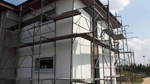 Application de mastic et enduit décoratif pour le projet de maison de 190 mètres carrés thumbnail