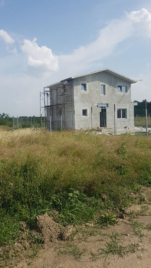 Application de mastic pour la façade d'une maison en métal à Domnesti thumbnail