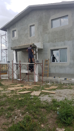 Application de mastic pour la façade d'une maison en métal à Domnesti thumbnail