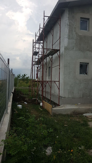 Application de mastic pour la façade d'une maison en métal à Domnesti thumbnail