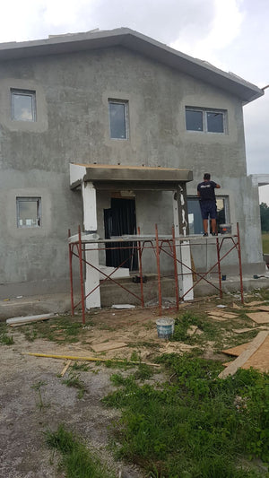 Application de mastic pour la façade d'une maison en métal à Domnesti thumbnail