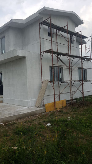 Application de mastic pour la façade d'une maison en métal à Domnesti thumbnail