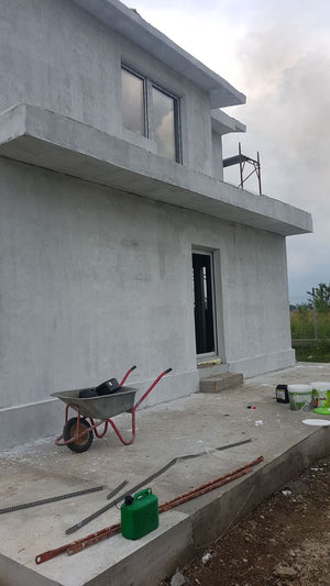Application de mastic pour la façade d'une maison en métal à Domnesti thumbnail