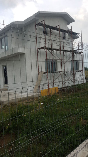 Application de mastic pour la façade d'une maison en métal à Domnesti thumbnail