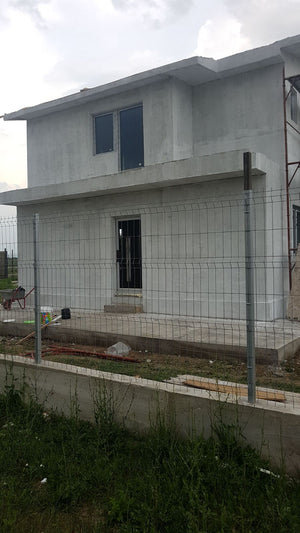 Application de mastic pour la façade d'une maison en métal à Domnesti thumbnail