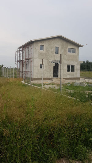 Application de mastic pour la façade d'une maison en métal à Domnesti thumbnail