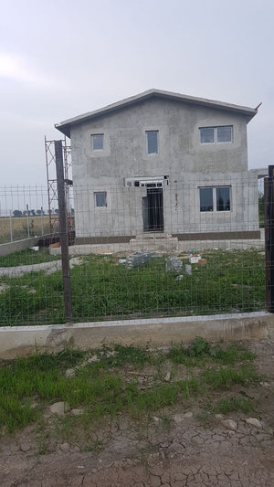 Application de mastic pour la façade d'une maison en métal à Domnesti thumbnail