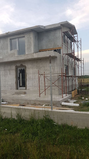 Application de mastic pour la façade d'une maison en métal à Domnesti thumbnail