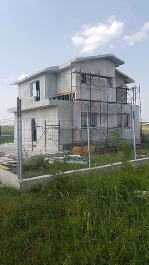 Application de mastic pour la façade d'une maison en métal à Domnesti thumbnail