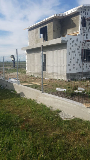 Application de mastic pour la façade d'une maison en métal à Domnesti thumbnail