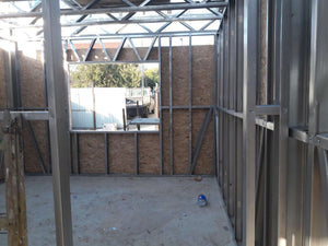 Modèle de maison à l'étape de coulage de chapes autonivelantes de 100 mm thumbnail