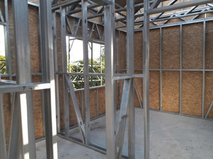Modèle de maison à l'étape de coulage de chapes autonivelantes de 100 mm thumbnail