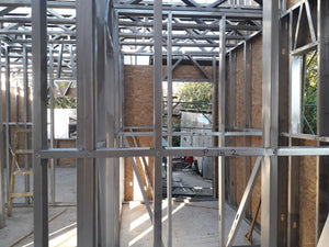 Modèle de maison à l'étape de coulage de chapes autonivelantes de 100 mm thumbnail