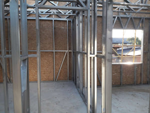 Modèle de maison à l'étape de coulage de chapes autonivelantes de 100 mm thumbnail