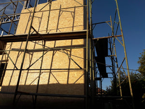 Modèle de maison à l'étape de revêtement extérieur avec des panneaux OSB de 15 mm thumbnail