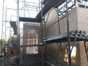 Modèle de maison à l'étape de revêtement extérieur avec des panneaux OSB de 15 mm thumbnail