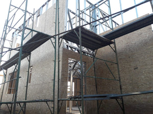 Modèle de maison à l'étape de revêtement extérieur avec des panneaux OSB de 15 mm thumbnail