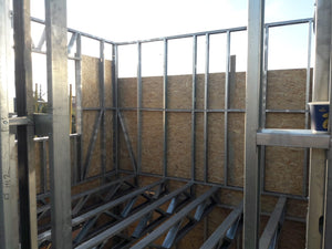Modèle de maison à l'étape de revêtement extérieur avec des panneaux OSB de 15 mm thumbnail