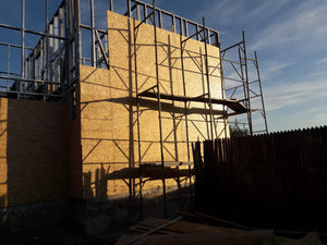 Modèle de maison à l'étape de revêtement extérieur avec des panneaux OSB de 15 mm thumbnail