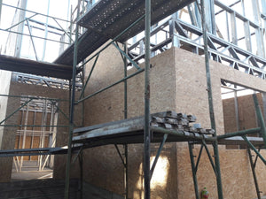 Modèle de maison à l'étape de revêtement extérieur avec des panneaux OSB de 15 mm thumbnail
