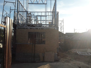 Modèle de maison à l'étape de revêtement extérieur avec des panneaux OSB de 15 mm thumbnail