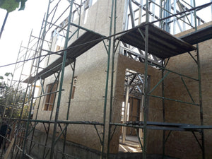 Modèle de maison à l'étape de revêtement extérieur avec des panneaux OSB de 15 mm thumbnail