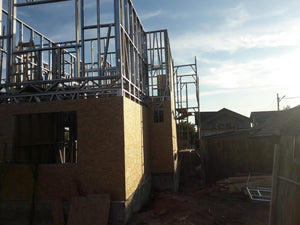 Modèle de maison à l'étape de revêtement extérieur avec des panneaux OSB de 15 mm thumbnail