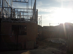 Modèle de maison à l'étape de revêtement extérieur avec des panneaux OSB de 15 mm thumbnail