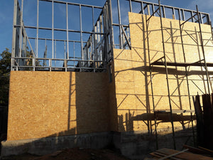 Modèle de maison à l'étape de revêtement extérieur avec des panneaux OSB de 15 mm thumbnail