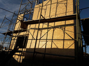 Modèle de maison à l'étape de revêtement extérieur avec des panneaux OSB de 15 mm thumbnail