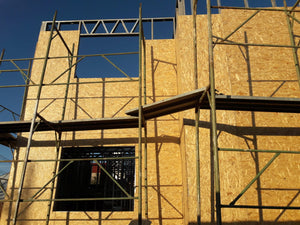 Modèle de maison à l'étape de revêtement extérieur avec des panneaux OSB de 15 mm thumbnail